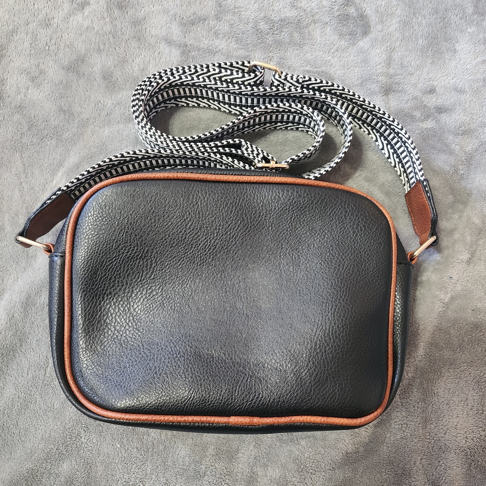 Stylish Black and Brown Women's Crossbody Bag with Patterned Strap - Picture 2 of 3